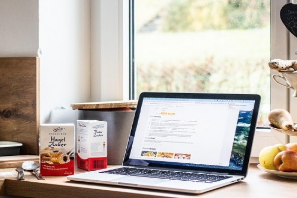 Brendiranje kuhinje: Kako da vaš online kulinarski prostor ostavi jak utisak