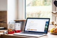 Brendiranje kuhinje: Kako da vaš online kulinarski prostor ostavi jak utisak