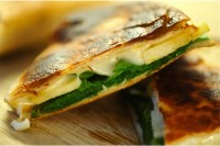 Kesadilje sa kačkavaljem, jabukom i rukolom