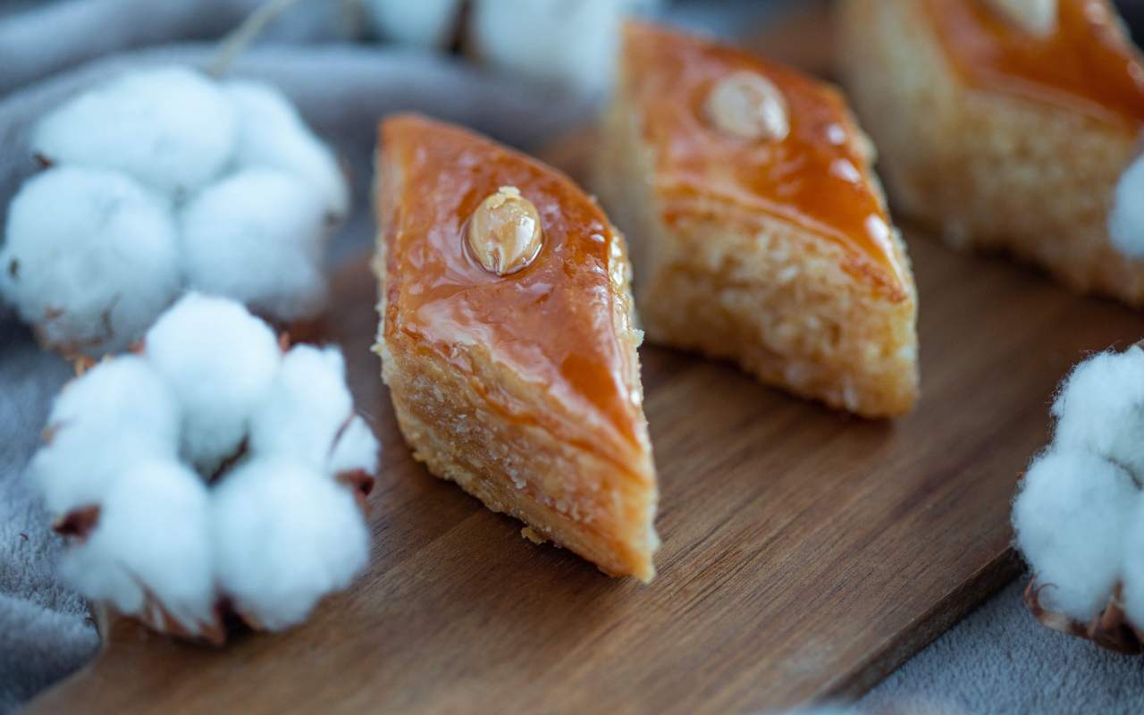 Baklave servirane na dasci.