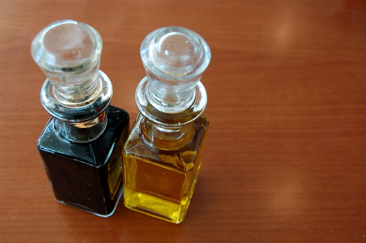 jabukovo sirće i ulje na stolu