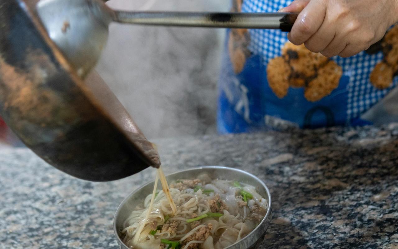 Osoba sprema junan nudle u kuhinji