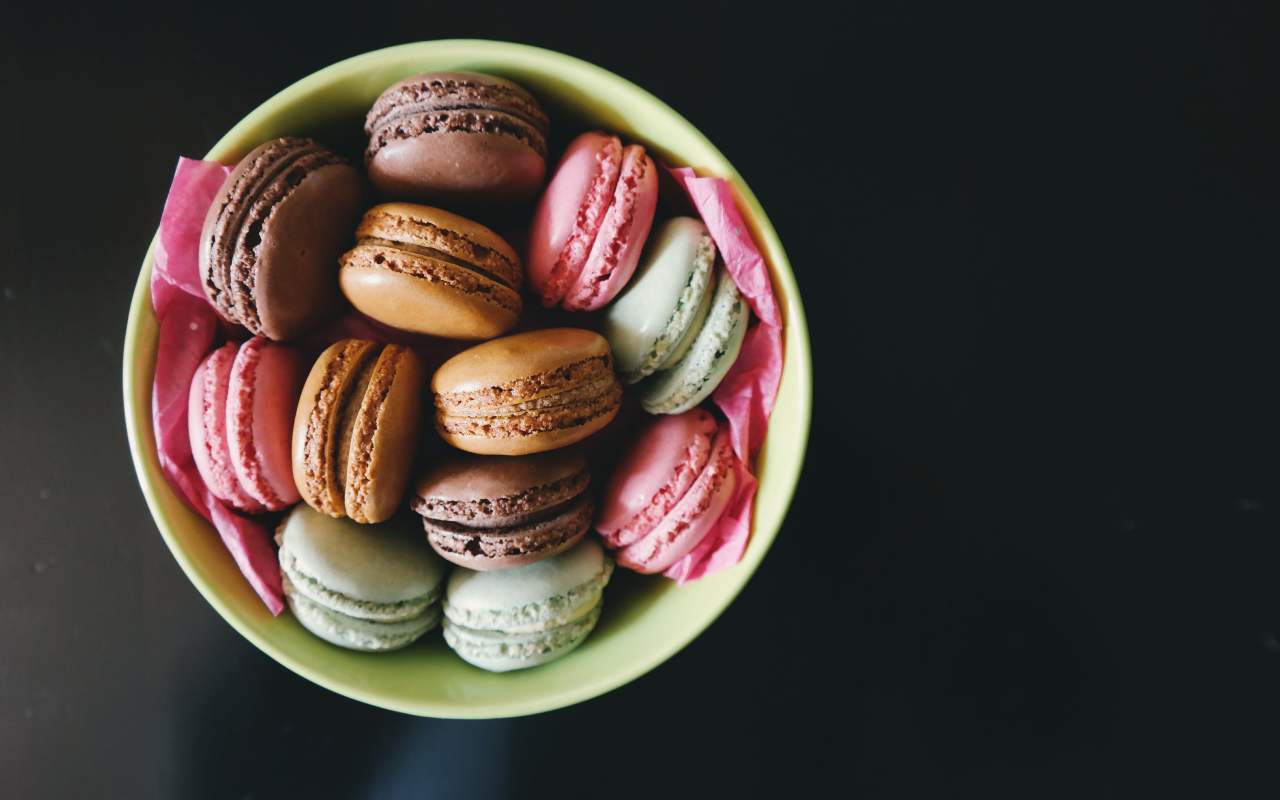 Šareni makaroni kolači u činiji.