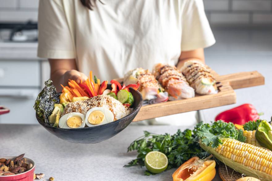 Kuvar drži spremljen obrok sa tamari sosom